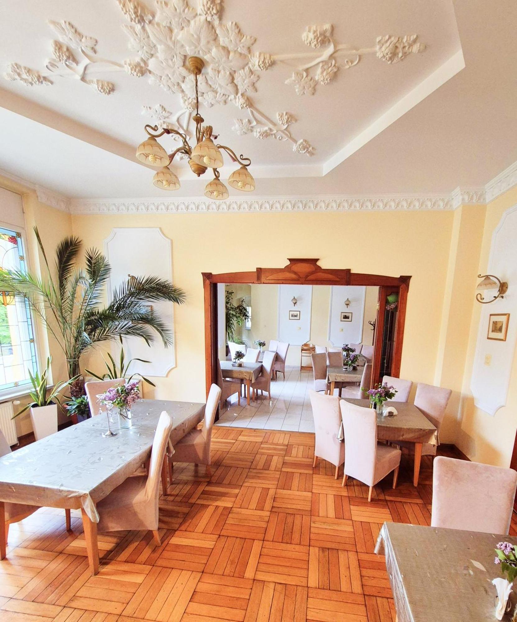 לגניצה Hotel Palacyk מראה חיצוני תמונה