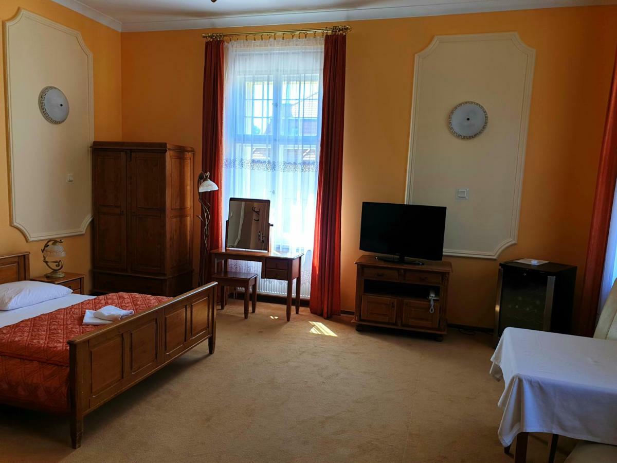 לגניצה Hotel Palacyk מראה חיצוני תמונה
