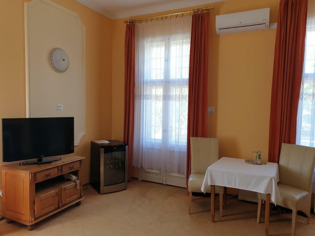 לגניצה Hotel Palacyk מראה חיצוני תמונה